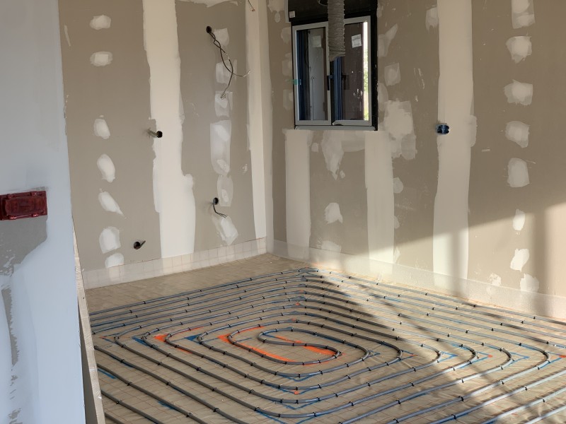 Installation d’un plancher chauffant sur 120 m² et d’une pompe à chaleur Daikin air/eau à Saint-Genis-Pouilly