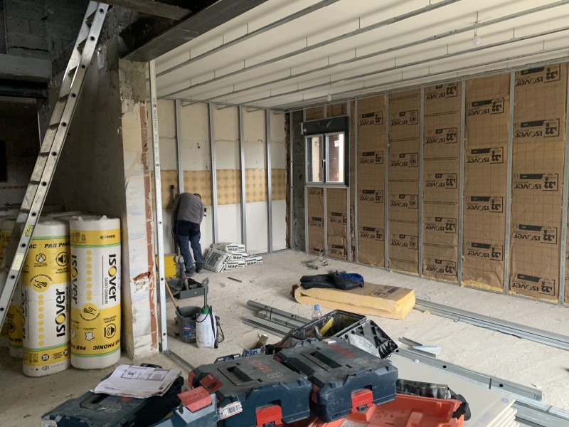 Optimisation thermique des murs avec GR32 et plafonds Placostil dans une maison à Saint-Genis-Pouilly