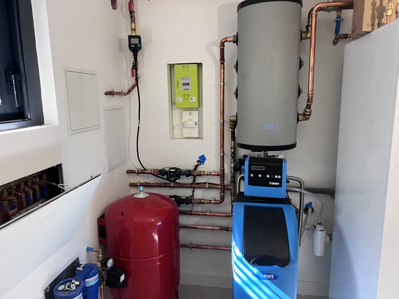 Installation d’une pompe à chaleur Mitsubishi Zubadan 10kW et plancher chauffant sur 120 m² à Chassieu (69680) dans les environs de Lyon