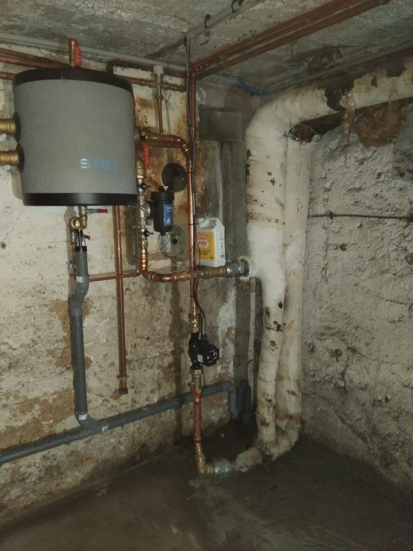Remplacement d’une chaudière gaz par une pompe à chaleur Mitsubishi Zubadan avec VMC hygroréglable et habillage BA13 dans une maison à Lyon 4e