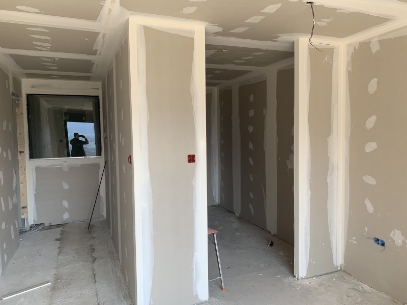 Optimisation thermique des murs avec GR32 et plafonds Placostil dans une maison à Saint-Genis-Pouilly