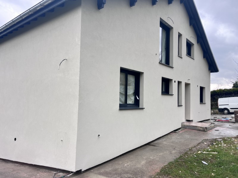 Pose d’un isolant extérieur en 140 et 200 mm avec enduit de finition à Sergy dans l’Ain : amélioration thermique performante