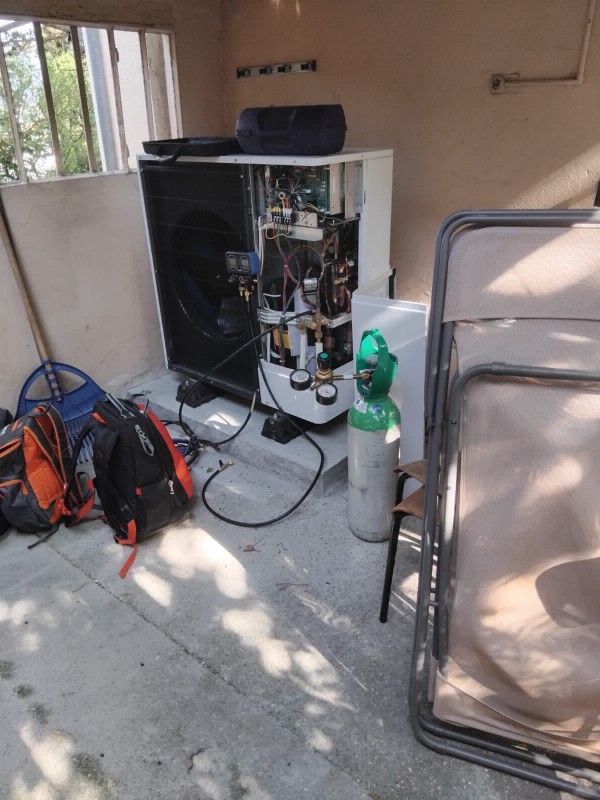 Remplacement d’une chaudière gaz par une pompe à chaleur Mitsubishi Zubadan avec VMC hygroréglable et habillage BA13 dans une maison à Lyon 4e