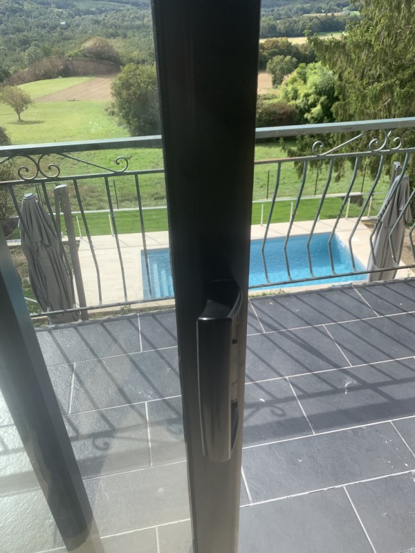 Pose de menuiseries extérieures aluminium grand vitrage avec isolation renforcée à Villeurbanne en limite de Lyon