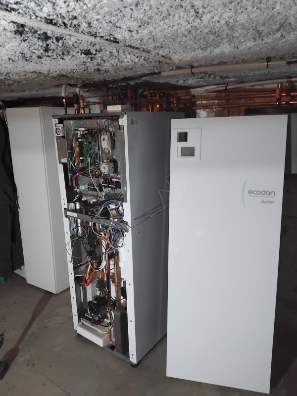 Remplacement d’une chaudière gaz par une pompe à chaleur Mitsubishi Zubadan avec VMC hygroréglable et habillage BA13 dans une maison à Lyon 4e