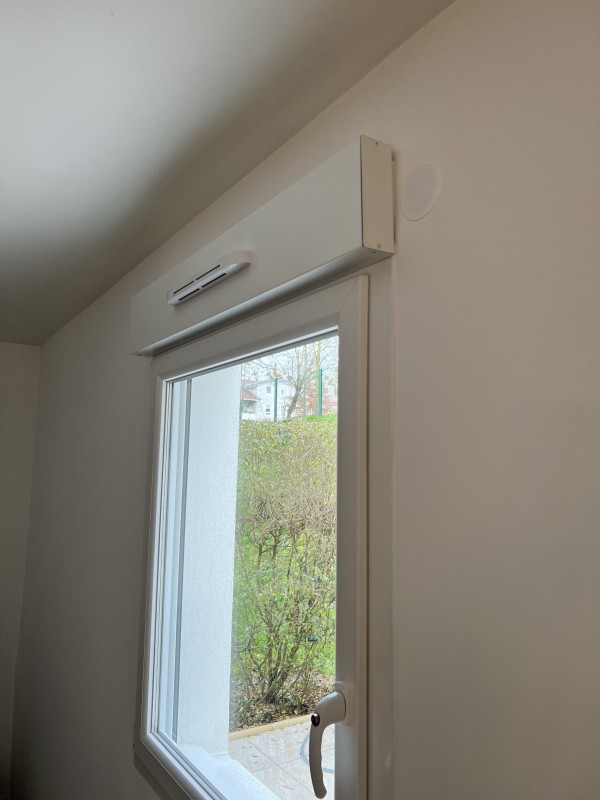 Installation de menuiseries PVC haute performance avec volets roulants motorisés à Ferney-Voltaire pour un gain énergétique significatif et une amélioration du DPE