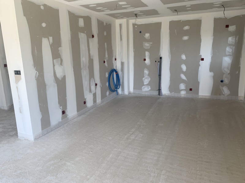 Optimisation thermique des murs avec GR32 et plafonds Placostil dans une maison à Saint-Genis-Pouilly