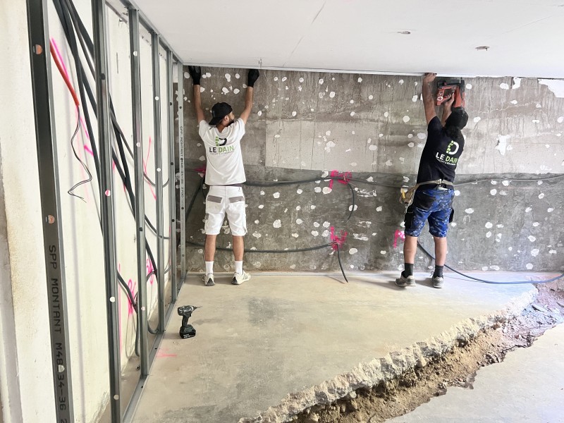 Pose de plaques BA13, cloisons Optima et laine de verre GR32 pour une isolation thermique performante à Limonest à coté de Lyon