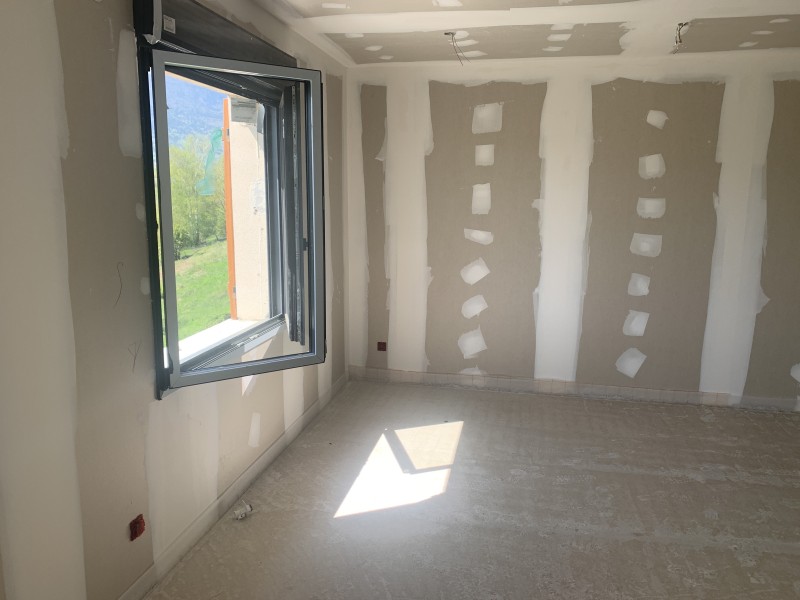 Optimisation thermique des murs avec GR32 et plafonds Placostil dans une maison à Saint-Genis-Pouilly