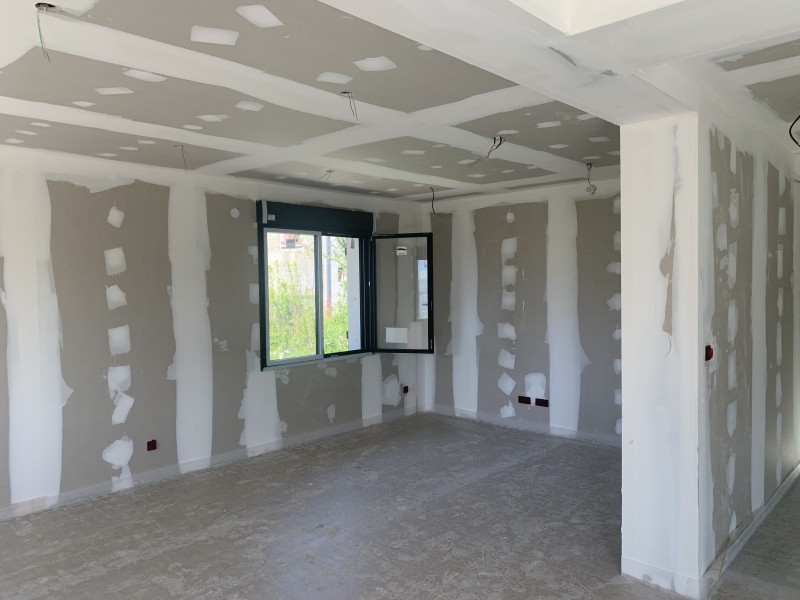 Optimisation thermique des murs avec GR32 et plafonds Placostil dans une maison à Saint-Genis-Pouilly