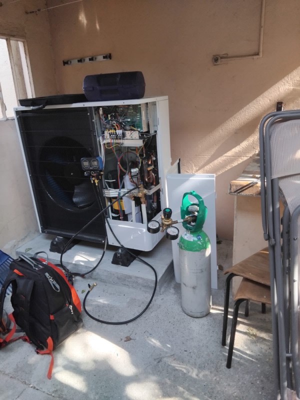 Remplacement d’une chaudière gaz par une pompe à chaleur Mitsubishi Zubadan avec VMC hygroréglable et habillage BA13 dans une maison à Lyon 4e