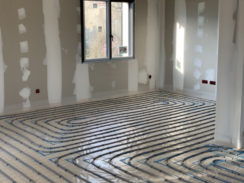 Installation d’un plancher chauffant sur 120 m² et d’une pompe à chaleur Daikin air/eau à Saint-Genis-Pouilly