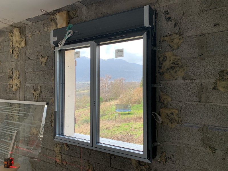 Pose de menuiseries extérieures aluminium grand vitrage avec isolation renforcée à Villeurbanne en limite de Lyon