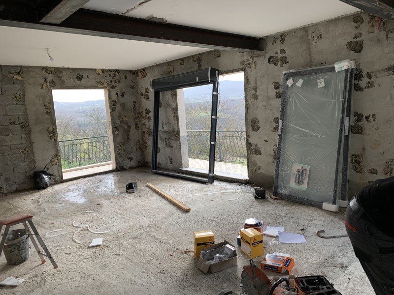 Pose de menuiseries extérieures aluminium grand vitrage avec isolation renforcée à Villeurbanne en limite de Lyon