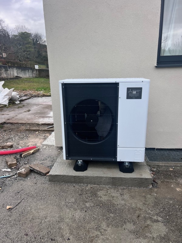 Installation d’une pompe à chaleur Mitsubishi Zubadan 10kW et plancher chauffant sur 120 m² à Chassieu (69680) dans les environs de Lyon