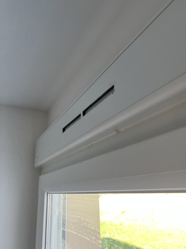 Installation de menuiseries PVC haute performance avec volets roulants motorisés à Ferney-Voltaire pour un gain énergétique significatif et une amélioration du DPE