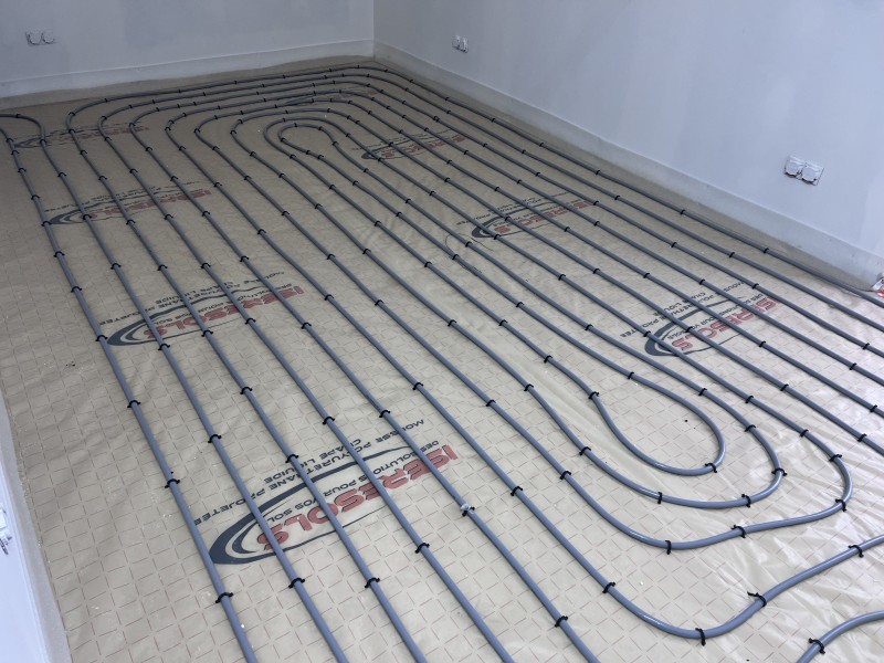 Installation d’une pompe à chaleur Mitsubishi Zubadan 10kW et plancher chauffant sur 120 m² à Chassieu (69680) dans les environs de Lyon