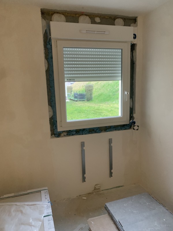 Installation de menuiseries PVC haute performance avec volets roulants motorisés à Ferney-Voltaire pour un gain énergétique significatif et une amélioration du DPE