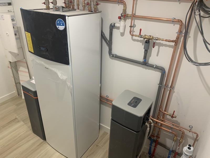 Installation d’un plancher chauffant sur 120 m² et d’une pompe à chaleur Daikin air/eau à Saint-Genis-Pouilly