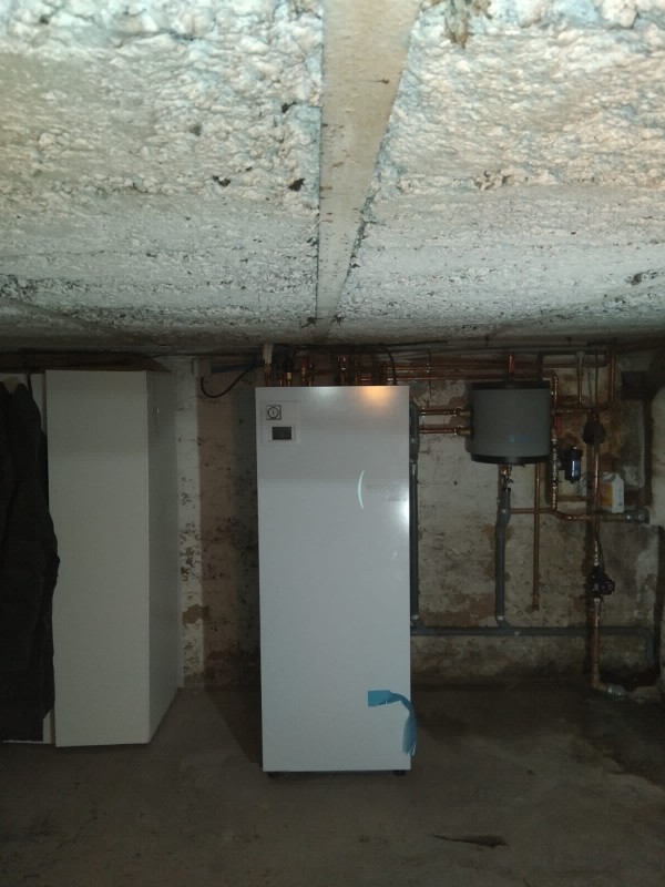 Remplacement d’une chaudière gaz par une pompe à chaleur Mitsubishi Zubadan avec VMC hygroréglable et habillage BA13 dans une maison à Lyon 4e
