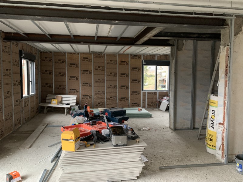 Optimisation thermique des murs avec GR32 et plafonds Placostil dans une maison à Saint-Genis-Pouilly