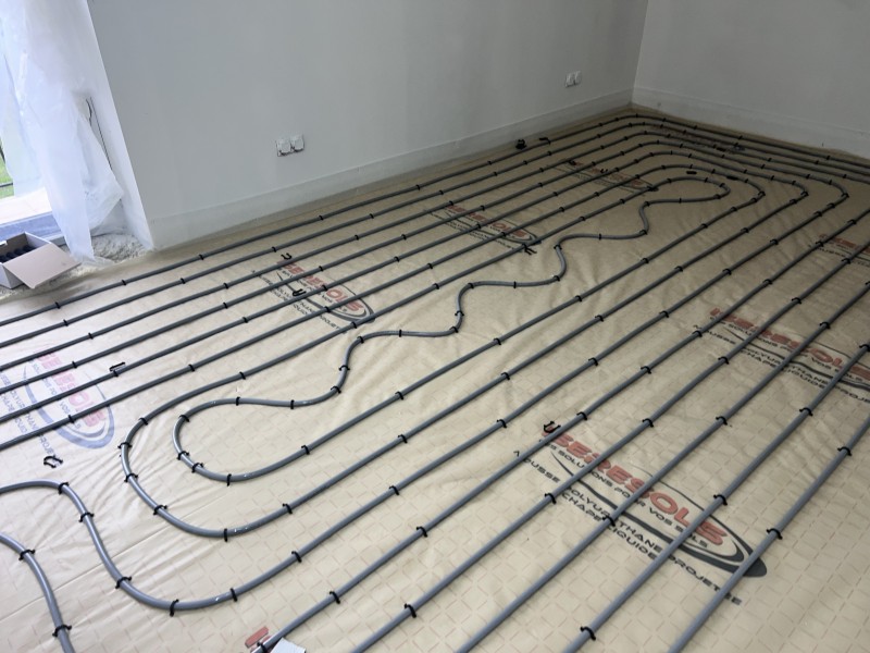Installation d’une pompe à chaleur Mitsubishi Zubadan 10kW et plancher chauffant sur 120 m² à Chassieu (69680) dans les environs de Lyon