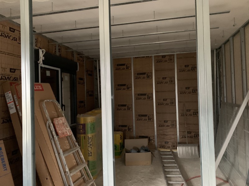 Optimisation thermique des murs avec GR32 et plafonds Placostil dans une maison à Saint-Genis-Pouilly