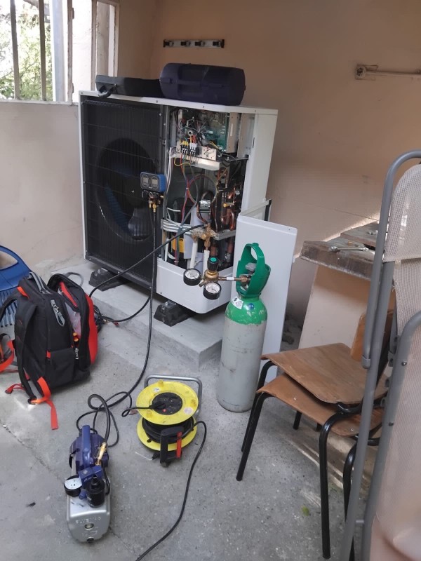 Remplacement d’une chaudière gaz par une pompe à chaleur Mitsubishi Zubadan avec VMC hygroréglable et habillage BA13 dans une maison à Lyon 4e