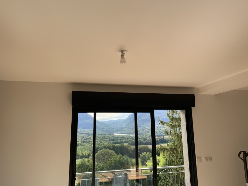 Pose de menuiseries extérieures aluminium grand vitrage avec isolation renforcée à Villeurbanne en limite de Lyon