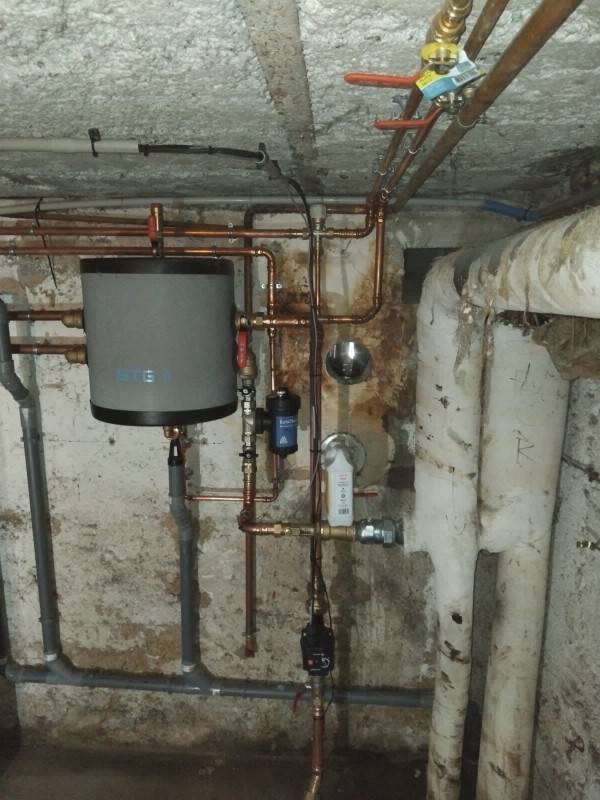 Remplacement d’une chaudière gaz par une pompe à chaleur Mitsubishi Zubadan avec VMC hygroréglable et habillage BA13 dans une maison à Lyon 4e