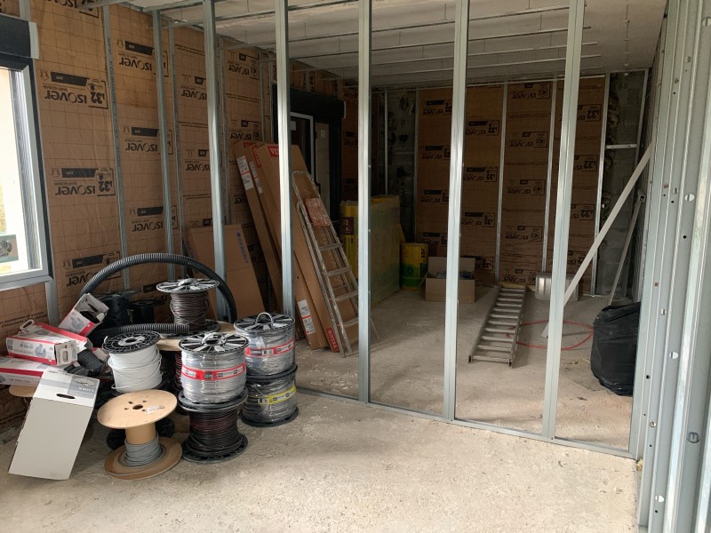 Optimisation thermique des murs avec GR32 et plafonds Placostil dans une maison à Saint-Genis-Pouilly