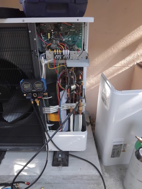 Remplacement d’une chaudière gaz par une pompe à chaleur Mitsubishi Zubadan avec VMC hygroréglable et habillage BA13 dans une maison à Lyon 4e