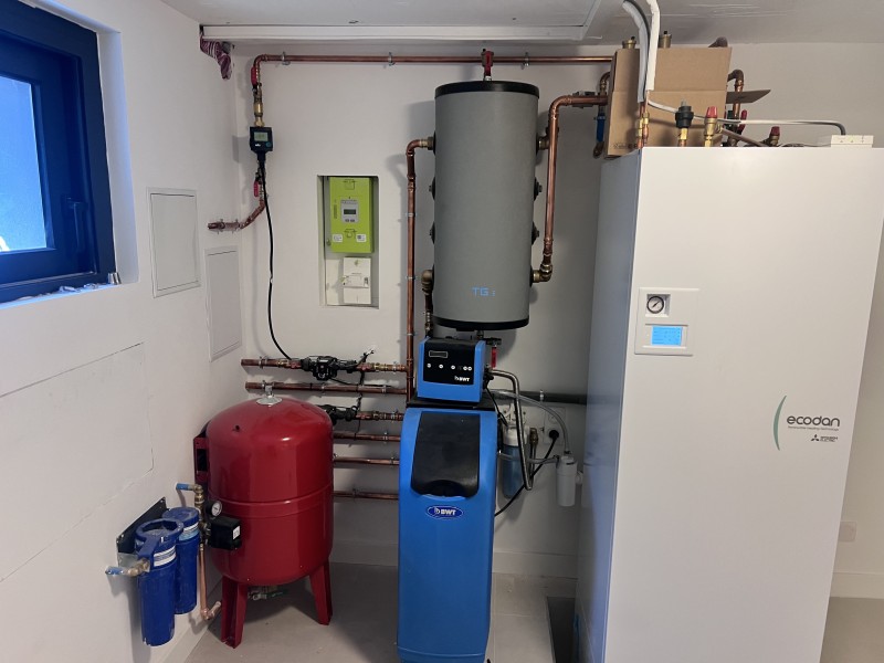 Installation d’une pompe à chaleur Mitsubishi Zubadan 10kW et plancher chauffant sur 120 m² à Chassieu (69680) dans les environs de Lyon