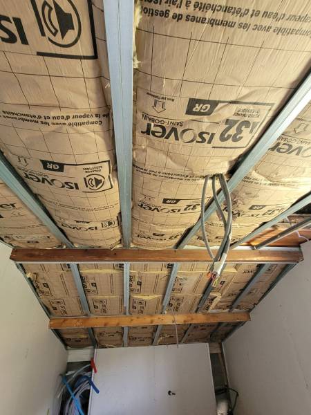 Isolation des combles et pose de velux pour améliorer l'efficacité énergétique à Meyzieu