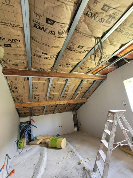 Isolation des combles et pose de velux pour améliorer l'efficacité énergétique à Meyzieu