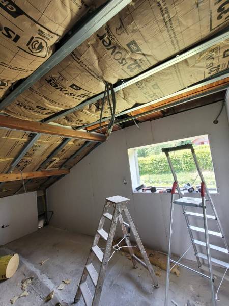 Isolation des combles et pose de velux pour améliorer l'efficacité énergétique à Meyzieu