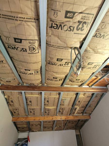 Isolation des combles et pose de velux pour améliorer l'efficacité énergétique à Meyzieu