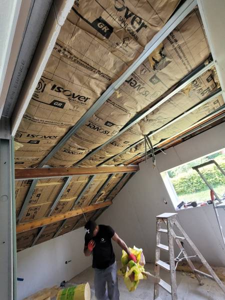 Isolation des combles et pose de velux pour améliorer l'efficacité énergétique à Meyzieu