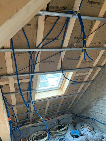 Isolation des combles et pose de velux pour améliorer l'efficacité énergétique à Meyzieu