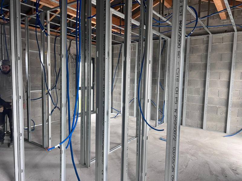 Pose de rails et montants travaux de rénovation en Haute Savoie