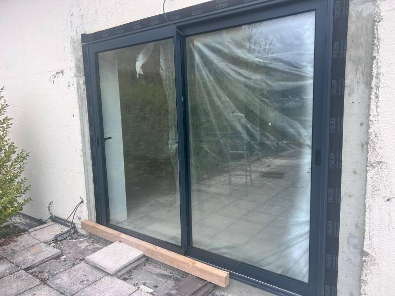 Pose de portes-fenêtres dans le Pays de Gex