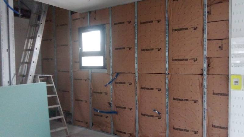 Pose d'isolant panneaux GR32 dans un appartement à Douvaine