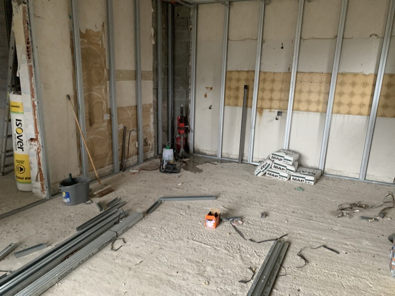 Optimisation thermique des murs avec GR32 et plafonds Placostil dans une maison à Saint-Genis-Pouilly