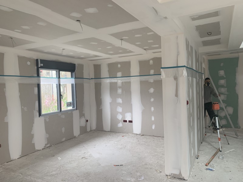 Optimisation thermique des murs avec GR32 et plafonds Placostil dans une maison à Saint-Genis-Pouilly