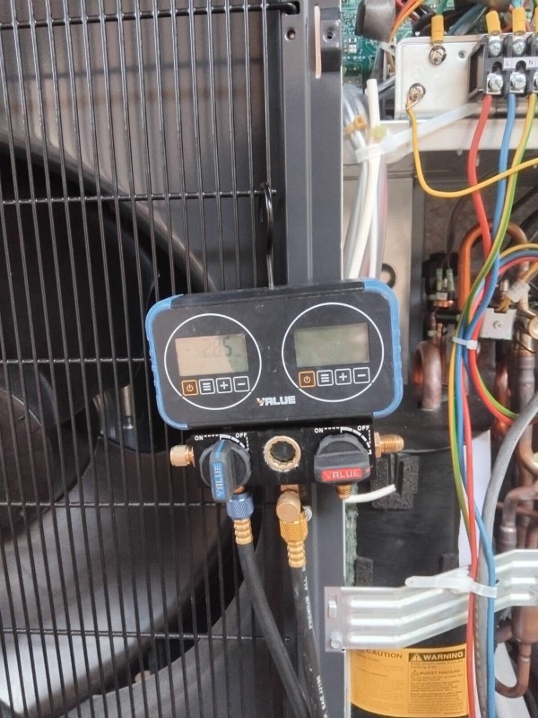 Remplacement d’une chaudière gaz par une pompe à chaleur Mitsubishi Zubadan avec VMC hygroréglable et habillage BA13 dans une maison à Lyon 4e