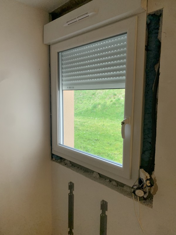 Installation de menuiseries PVC haute performance avec volets roulants motorisés à Ferney-Voltaire pour un gain énergétique significatif et une amélioration du DPE