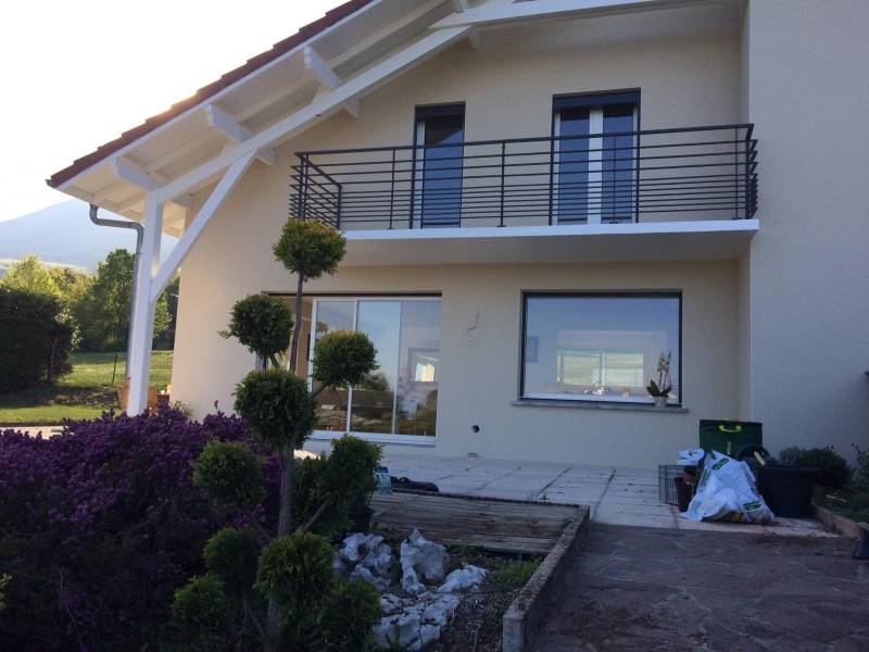 Vue côté sud de la maison ancienne du Pays de Gex