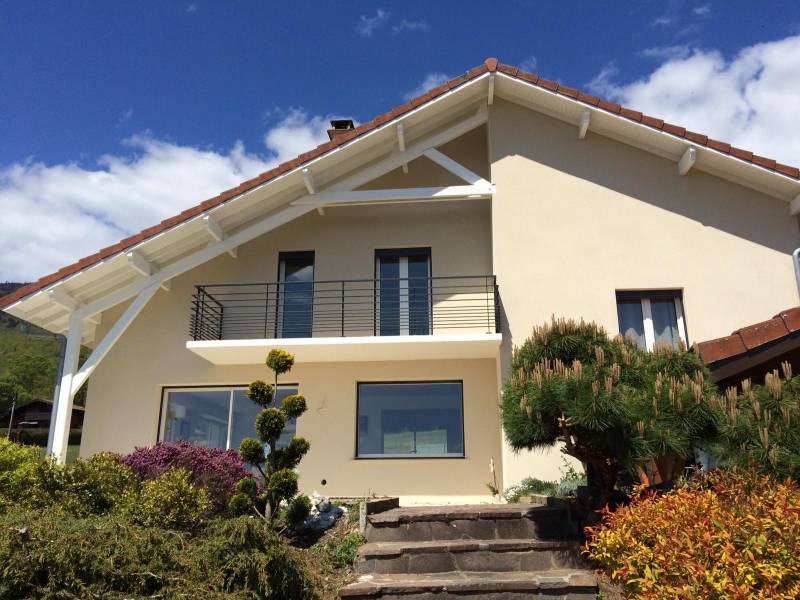 Avant/Après travaux ravalement de façade maison ancienne dans le Pays de Gex