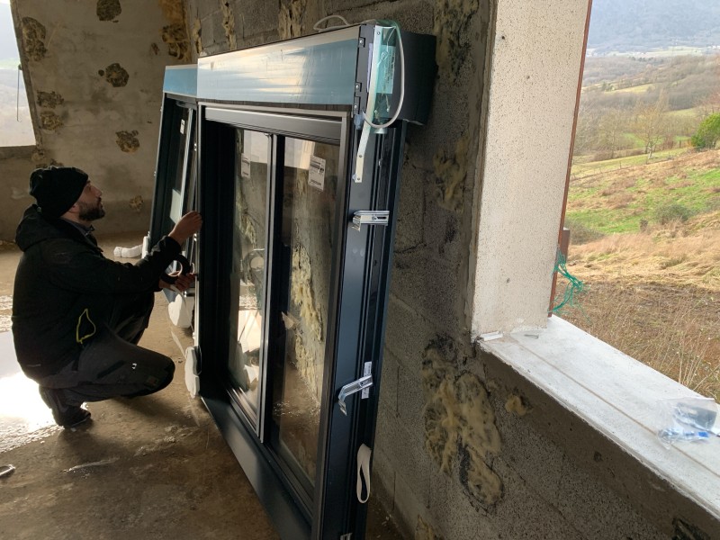 Pose de menuiseries extérieures aluminium grand vitrage avec isolation renforcée à Villeurbanne en limite de Lyon