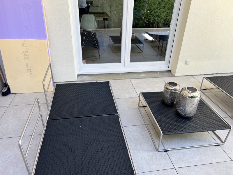 Installation de menuiseries PVC haute performance avec volets roulants motorisés à Ferney-Voltaire pour un gain énergétique significatif et une amélioration du DPE